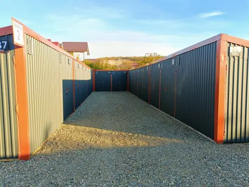 Alee între boxele Luansa Storage din Bacău